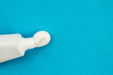 Diş macunu ve fırçası ile mavi bir arka plan üzerinde metin için yerleştirin. Sağlık, temizlik ve güzellik