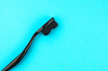 Diş macunu ve fırçası ile mavi bir arka plan üzerinde metin için yerleştirin. Sağlık, temizlik ve güzellik