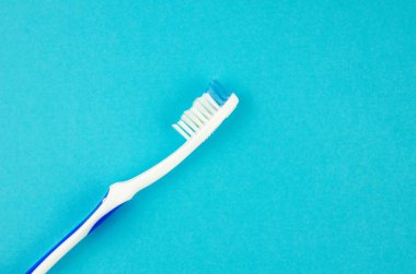 Diş macunu ve fırçası ile mavi bir arka plan üzerinde metin için yerleştirin. Sağlık, temizlik ve güzellik