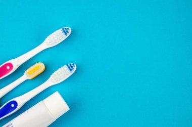 Diş macunu ve fırçası ile mavi bir arka plan üzerinde metin için yerleştirin. Sağlık, temizlik ve güzellik