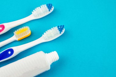 Diş macunu ve fırçası ile mavi bir arka plan üzerinde metin için yerleştirin. Sağlık, temizlik ve güzellik