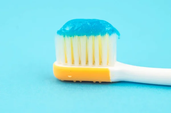 Pasta Dientes Cepillo Sobre Fondo Azul Con Lugar Para Texto — Foto de Stock