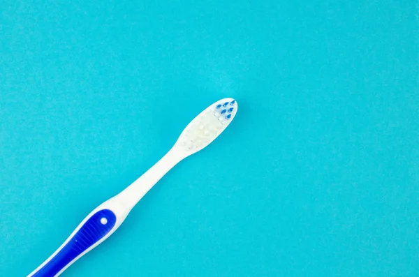 Pasta Dientes Cepillo Sobre Fondo Azul Con Lugar Para Texto —  Fotos de Stock