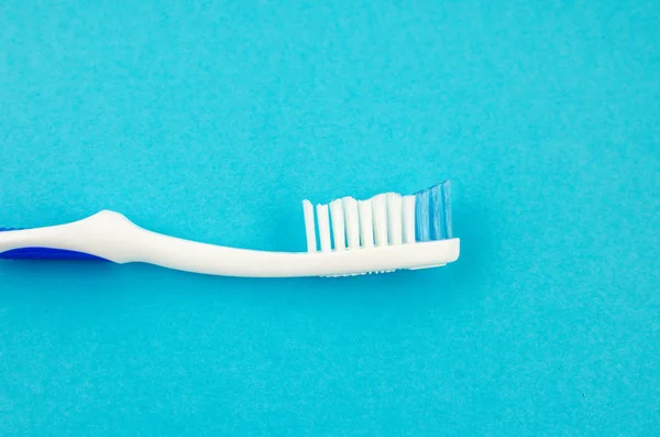 Pasta Dientes Cepillo Sobre Fondo Azul Con Lugar Para Texto —  Fotos de Stock