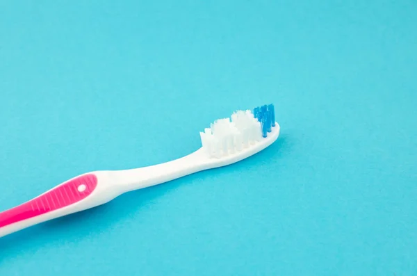 Pasta Dientes Cepillo Sobre Fondo Azul Con Lugar Para Texto —  Fotos de Stock