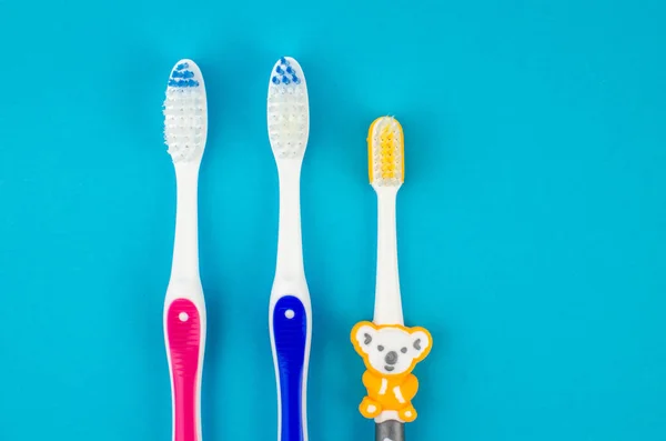 Zahnpasta Und Bürste Auf Blauem Hintergrund Mit Platz Für Text — Stockfoto