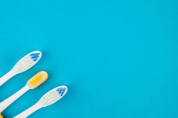 Zahnpasta Und Bürste Auf Blauem Hintergrund Mit Platz Für Text — Stockfoto