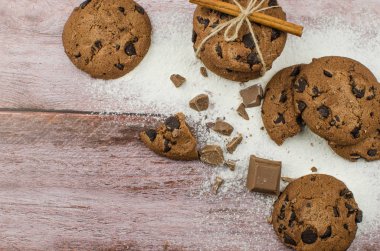 Çikolatalı kurabiye rustik ahşap masa üzerinde fırından yeni çıkmış. Metin için yer kopyalayın