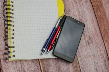 Defter, kalem, sarı zemin üzerine. metin için en iyi görünümü Kopyala yer