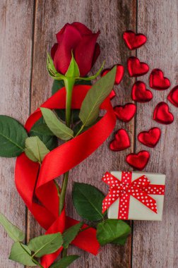Kırmızı gül ve Sevgililer günü kalpleri ahşap üzerine. kopya alanı metin için