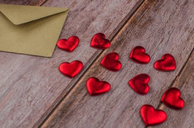 Kırmızı gül ve Sevgililer günü kalpleri ahşap üzerine. kopya alanı metin için