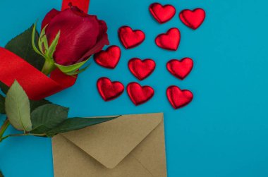 Kırmızı gül ve Sevgililer günü kalpleri ahşap üzerine. kopya alanı metin için