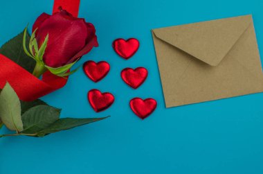 Kırmızı gül ve Sevgililer günü kalpleri ahşap üzerine. kopya alanı metin için