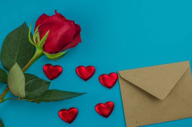 Kırmızı gül ve Sevgililer günü kalpleri ahşap üzerine. kopya alanı metin için