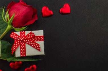 Kırmızı gül ve Sevgililer günü kalpleri ahşap üzerine. kopya alanı metin için