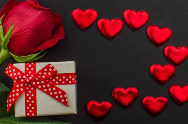 Kırmızı gül ve Sevgililer günü kalpleri ahşap üzerine. kopya alanı metin için