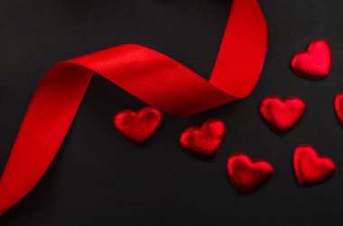 Kırmızı gül ve Sevgililer günü kalpleri ahşap üzerine. kopya alanı metin için