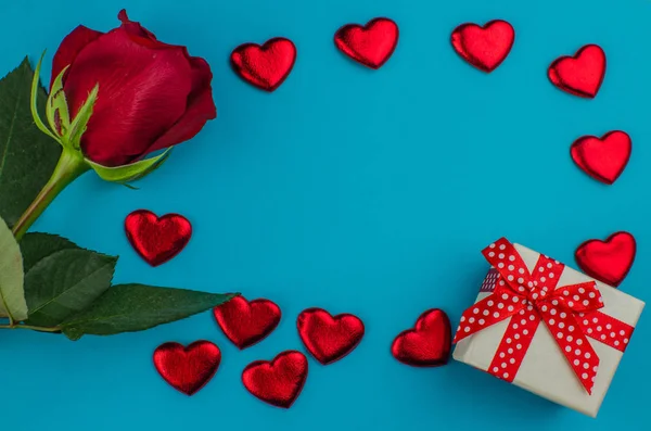 Kırmızı gül ve Sevgililer günü kalpleri ahşap üzerine. kopya alanı metin için