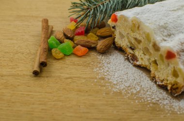 Noel stollen köknar twigs, darkfestive zemin üzerine ışıklar ve ve çilek. Noel kutlaması için bu geleneksel Alman tatlı yakın çekim.