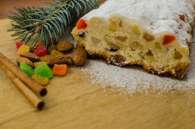 Noel stollen köknar twigs, darkfestive zemin üzerine ışıklar ve ve çilek. Noel kutlaması için bu geleneksel Alman tatlı yakın çekim.