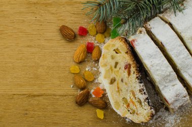 Noel stollen köknar twigs, darkfestive zemin üzerine ışıklar ve ve çilek. Noel kutlaması için bu geleneksel Alman tatlı yakın çekim.