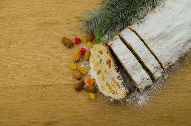 Noel stollen köknar twigs, darkfestive zemin üzerine ışıklar ve ve çilek. Noel kutlaması için bu geleneksel Alman tatlı yakın çekim.