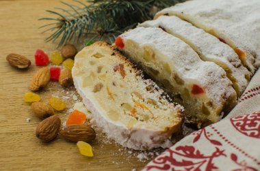 Noel stollen köknar twigs, darkfestive zemin üzerine ışıklar ve ve çilek. Noel kutlaması için bu geleneksel Alman tatlı yakın çekim.