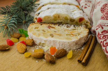 Noel stollen köknar twigs, darkfestive zemin üzerine ışıklar ve ve çilek. Noel kutlaması için bu geleneksel Alman tatlı yakın çekim.