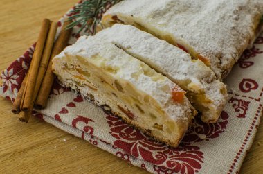 Noel stollen köknar twigs, darkfestive zemin üzerine ışıklar ve ve çilek. Noel kutlaması için bu geleneksel Alman tatlı yakın çekim.