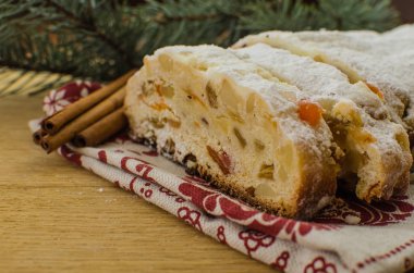 Noel stollen köknar twigs, darkfestive zemin üzerine ışıklar ve ve çilek. Noel kutlaması için bu geleneksel Alman tatlı yakın çekim.