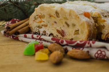 Noel stollen köknar twigs, darkfestive zemin üzerine ışıklar ve ve çilek. Noel kutlaması için bu geleneksel Alman tatlı yakın çekim.