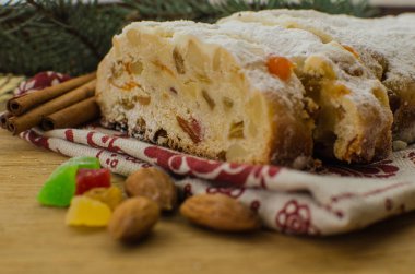 Noel stollen köknar twigs, darkfestive zemin üzerine ışıklar ve ve çilek. Noel kutlaması için bu geleneksel Alman tatlı yakın çekim.