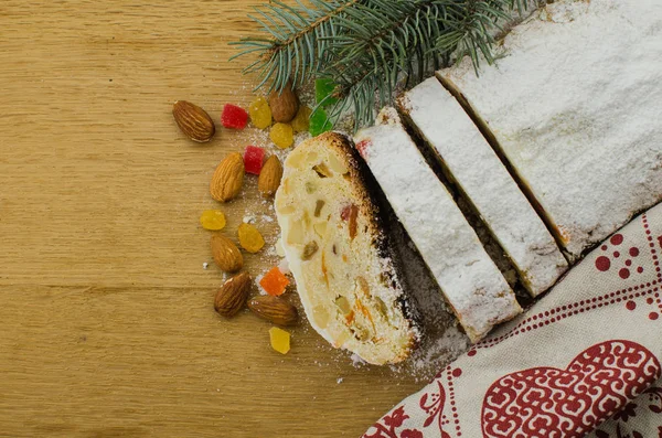 Noel stollen köknar twigs, darkfestive zemin üzerine ışıklar ve ve çilek. Noel kutlaması için bu geleneksel Alman tatlı yakın çekim.