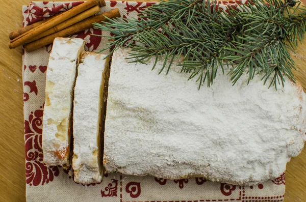 Noel stollen köknar twigs, darkfestive zemin üzerine ışıklar ve ve çilek. Noel kutlaması için bu geleneksel Alman tatlı yakın çekim.