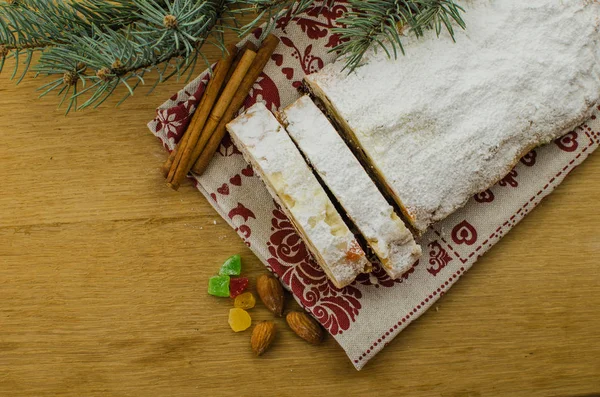 Noel stollen köknar twigs, darkfestive zemin üzerine ışıklar ve ve çilek. Noel kutlaması için bu geleneksel Alman tatlı yakın çekim.