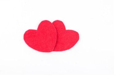 Tekstil kırmızı kalp yapılmış. Beyaz arka plan üzerinde izole. Kopya alanı