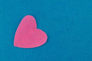 Tekstil kırmızı kalp yapılmış. Beyaz arka plan üzerinde izole. Kopya alanı