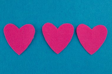 Tekstil kırmızı kalp yapılmış. Beyaz arka plan üzerinde izole. Kopya alanı