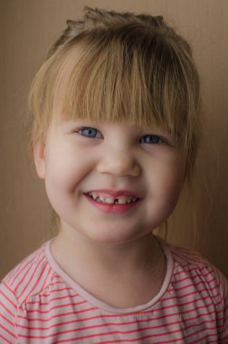 Mutlu küçük kız dişlerini fırçalama. Kopya alanı