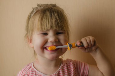 Mutlu küçük kız dişlerini fırçalama. Kopya alanı