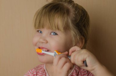 Mutlu küçük kız dişlerini fırçalama. Kopya alanı