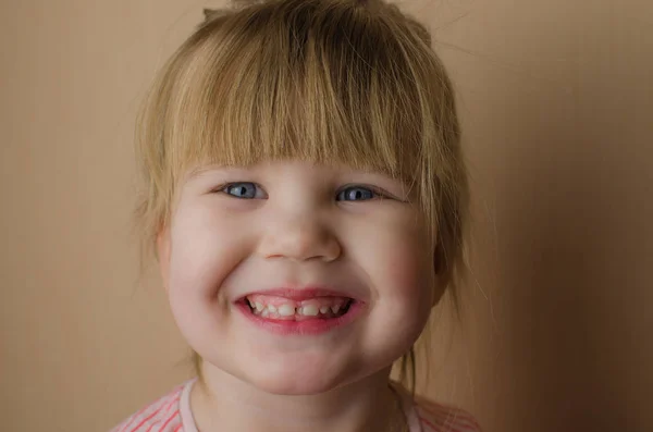 Ragazzina Felice Che Lava Denti Copia Spazio — Foto Stock