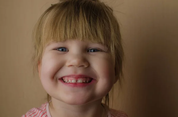 Ευτυχισμένη Κοριτσάκι Βουρτσίζετε Δόντια Της Χώρο Αντίγραφο — Φωτογραφία Αρχείου
