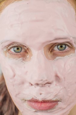 Bir yüz maskesi yüzü yarısı sahip iyi görünümlü kadın