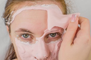 Bir yüz maskesi yüzü yarısı sahip iyi görünümlü kadın