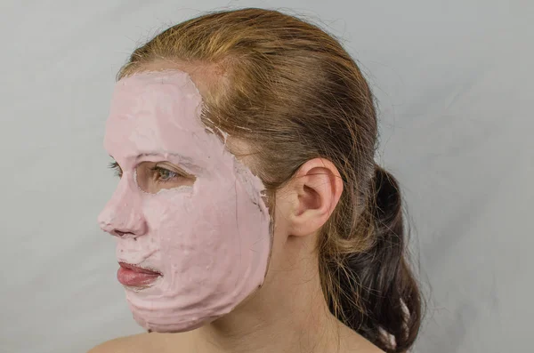 Snygg Kvinna Som Har Ansiktsmask Halva Hennes Ansikte — Stockfoto