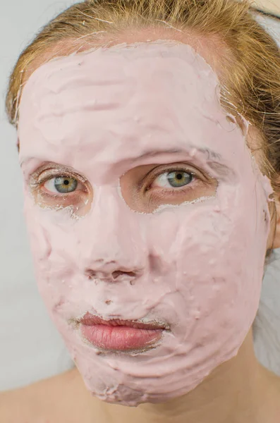 Gut Aussehende Frau Mit Einer Gesichtsmaske Auf Der Hälfte Ihres — Stockfoto
