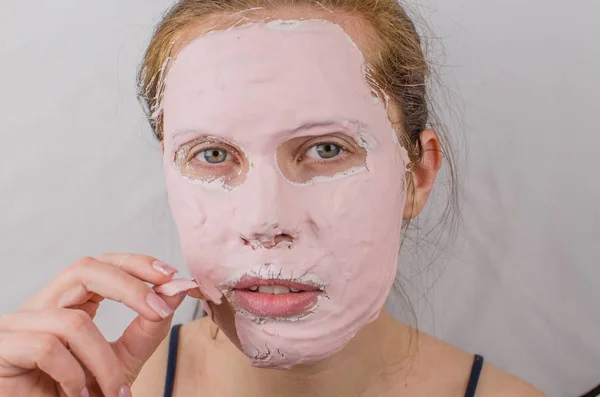 Mujer Guapa Con Una Mascarilla Mitad Cara —  Fotos de Stock