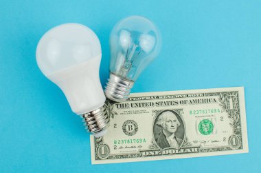 akkor lamba ve enerji mavi bir arka plan üzerinde tasarruf. Kopya alanı