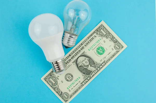 akkor lamba ve enerji mavi bir arka plan üzerinde tasarruf. Kopya alanı